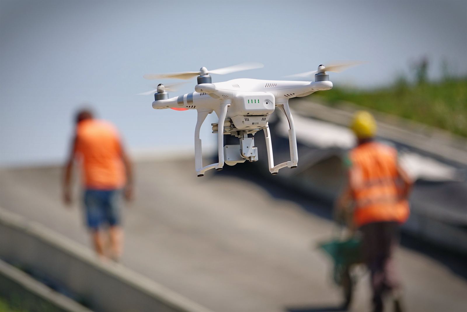 Dron při náletu nad rozestavěnou stavbou