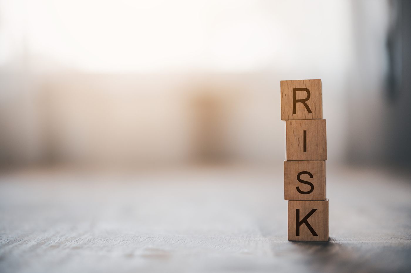 Dřevěné kostky skládající slovo RISK